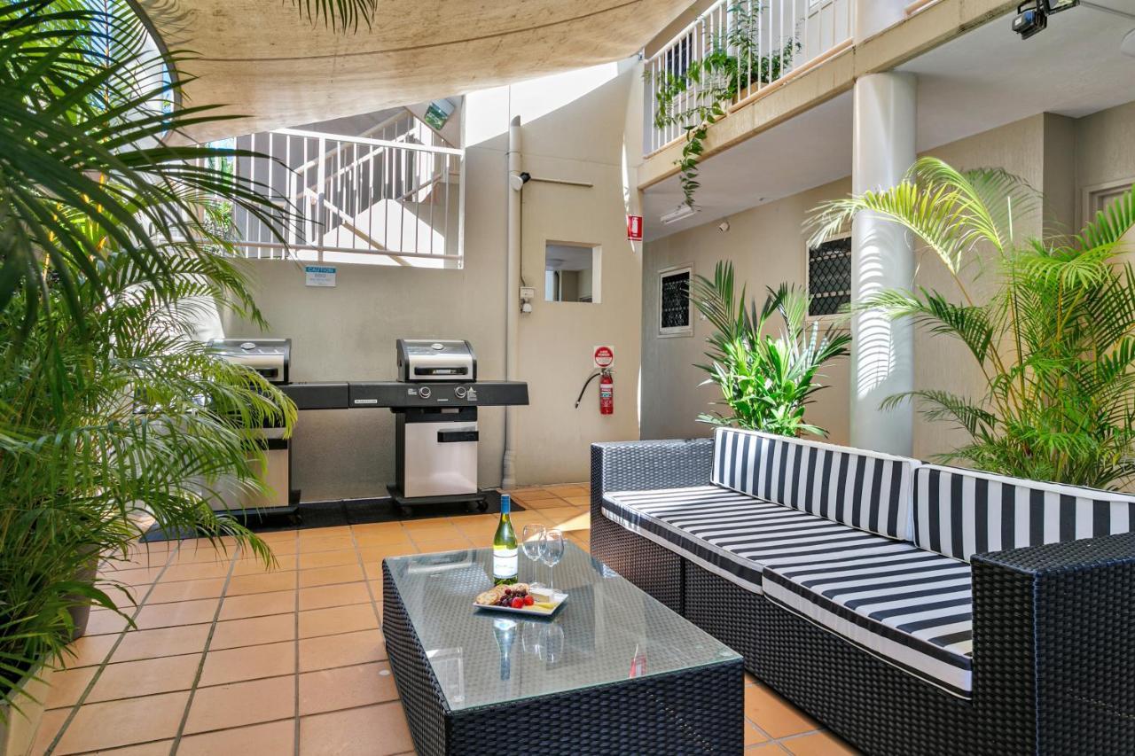 Port Douglas Apartments - Adults Only Oasis ภายนอก รูปภาพ