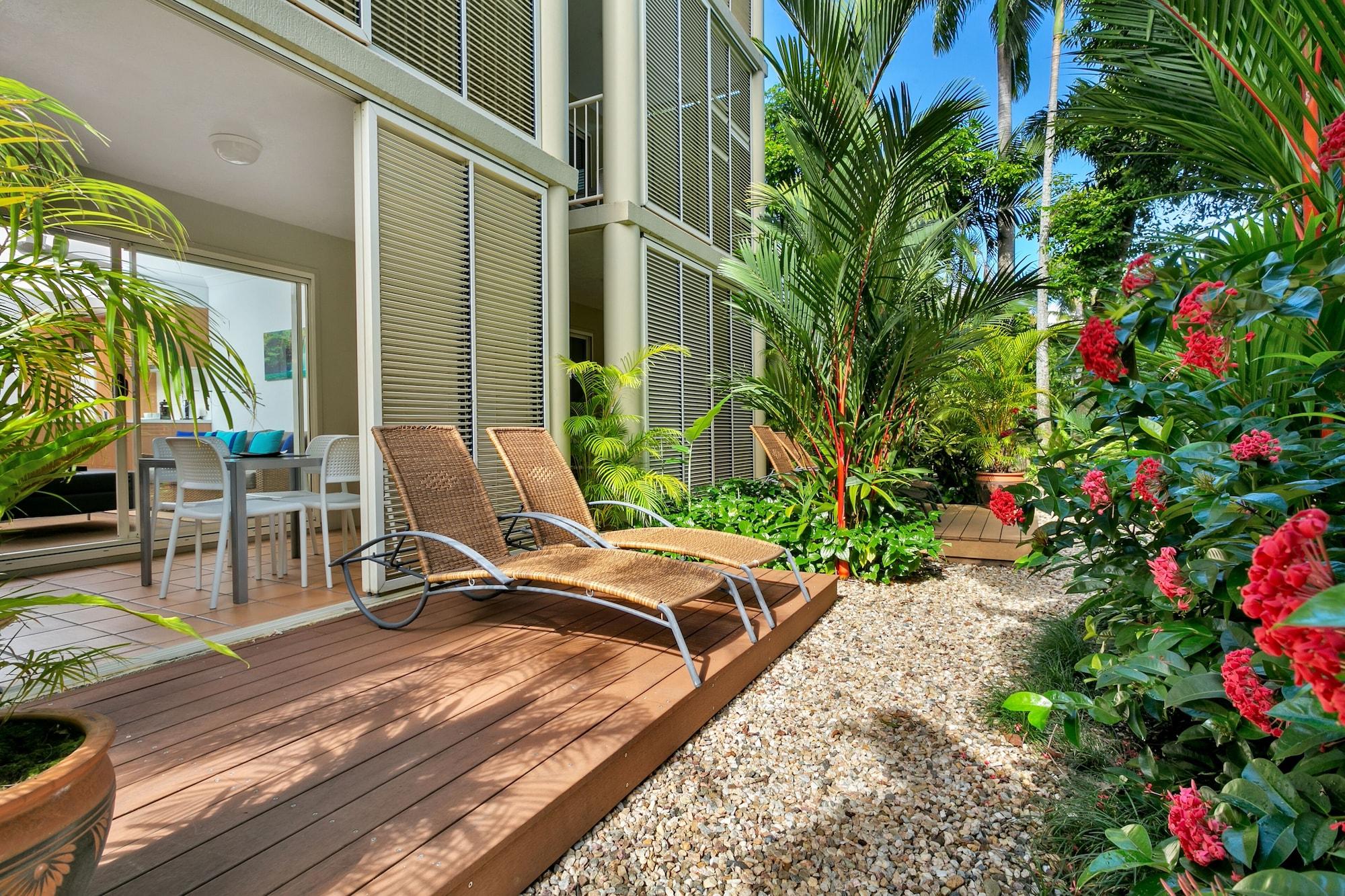 Port Douglas Apartments - Adults Only Oasis ภายนอก รูปภาพ