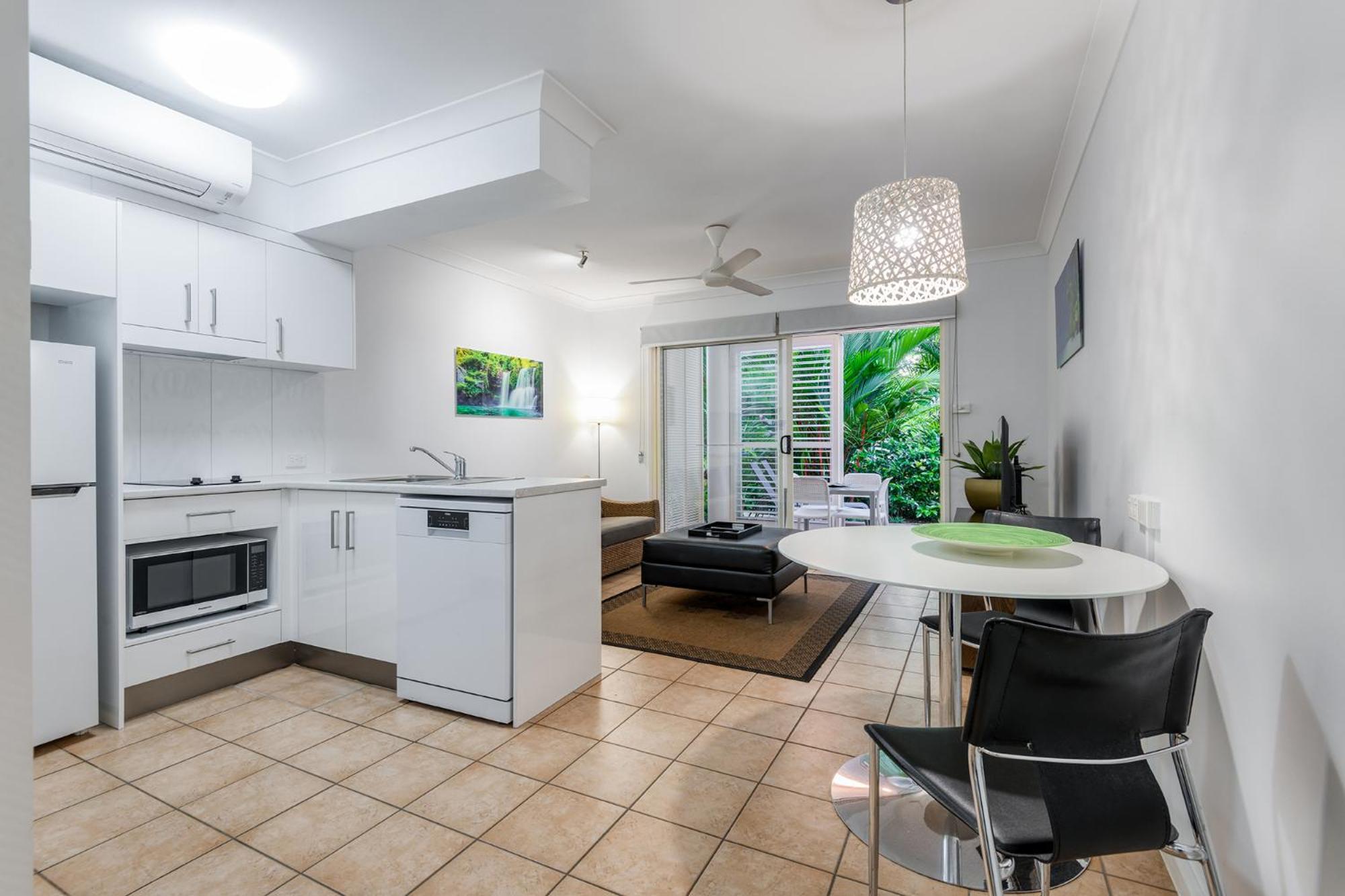 Port Douglas Apartments - Adults Only Oasis ภายนอก รูปภาพ