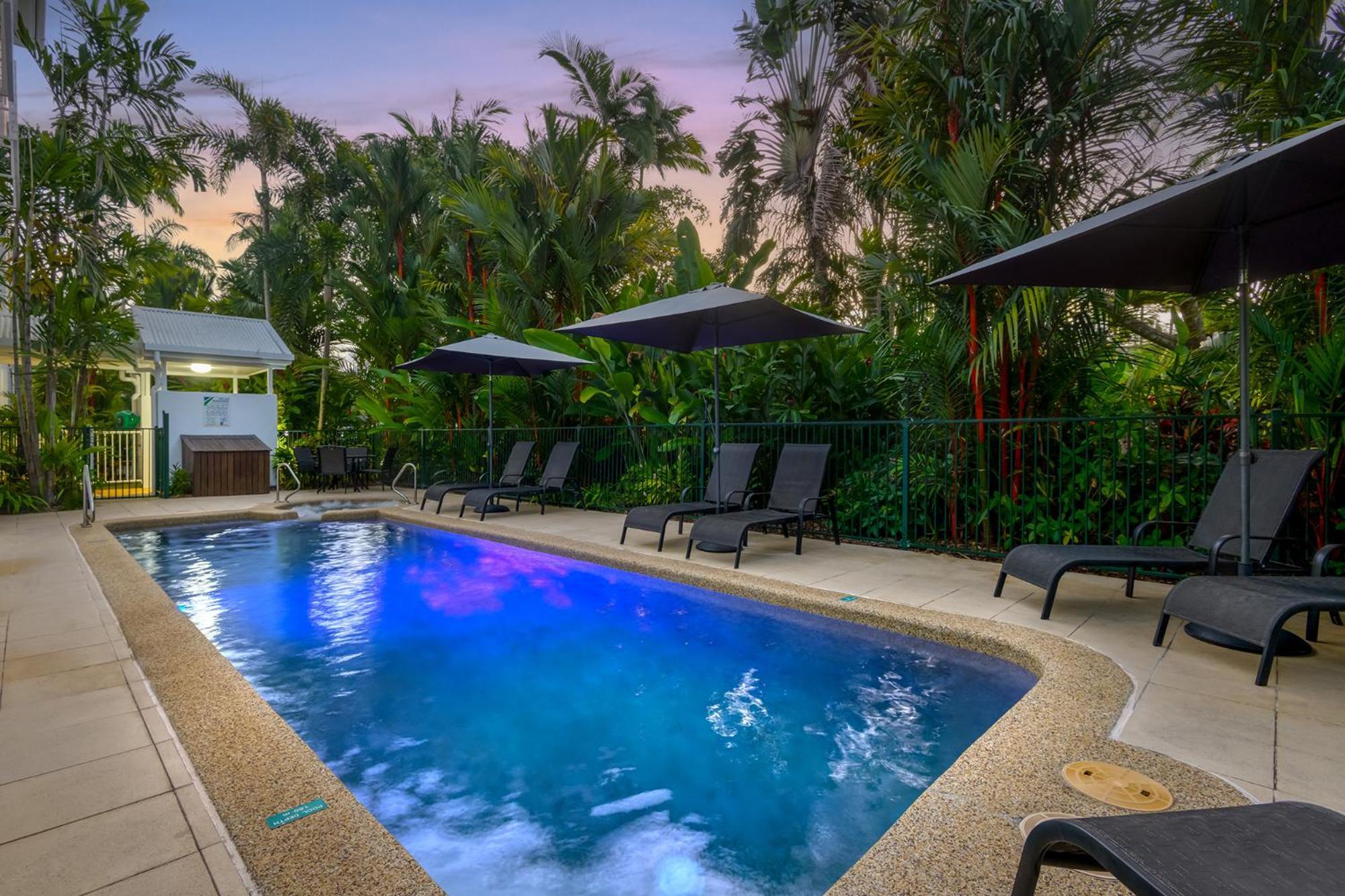 Port Douglas Apartments - Adults Only Oasis ภายนอก รูปภาพ