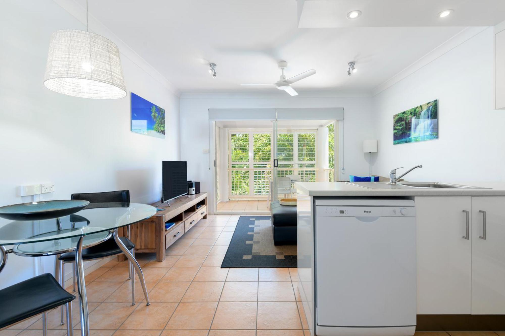 Port Douglas Apartments - Adults Only Oasis ภายนอก รูปภาพ