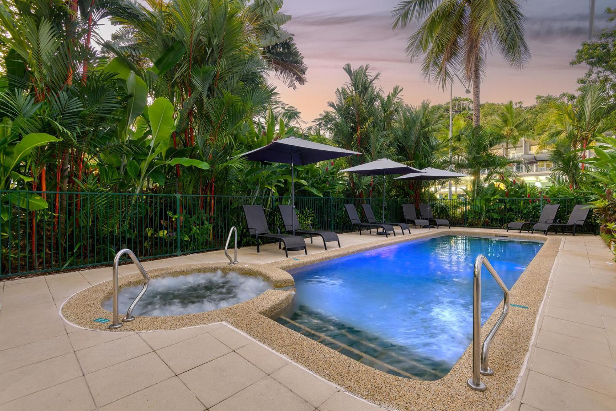 Port Douglas Apartments - Adults Only Oasis ภายนอก รูปภาพ